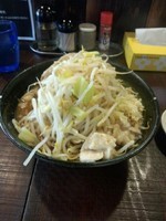 「ラーメン小（全部マシ/ヤサイちょいマシ半分）＋しょうが」@麺や豚髭の写真