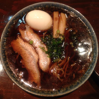 「熟成醤油ラーメン  680円＋ゆで卵（サービス）」@古式ラーメン 鶴亀の写真