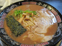 「とんこつラーメン+細麺替え玉」@無鉄砲 東京中野店の写真