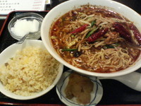 「野菜ピリ辛麺セット（＋半チャーハン・漬物・杏仁豆腐）」@四川料理 蜀食成都の写真