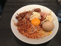 「特製まぜそば」@ジャンクガレッジ 東京ラーメンストリートの写真