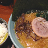「ラーメンかため＋ライス」@横浜家 西口店の写真
