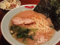 「らーめん(650円)(硬め)、キャベチャー(100円)」@麺家市政の写真