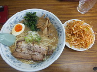 「ラーメン700円(クーポンで500円)＆辛ねぎ100円」@優勝軒 柏店の写真