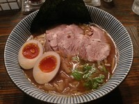 「上生粋正油そば（ネギ類抜き）＋大盛り、950円＋100円」@秋刀魚中華そば 生粋の写真