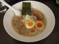 「塩らーめん＋味付玉子：700円＋100円」@らーめん まる吉 六本木店の写真