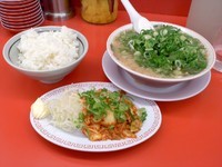 「ラーメン、ネギ多め、豚キムチ定食、ごはん大盛り」@ラーメン魁力屋 鶴川店の写真