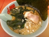 「プレミアム豚骨醤油+海苔トッピング」@ラーメン山岡家 笛吹店の写真