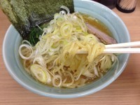 「ねぎラーメン、麺かため、味こいめ、脂おおめ」@横浜ラーメン 武蔵家 明大前店の写真