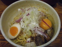 「スパイシー・汁なし塩・辛口+生卵=750円」@らーめん 破顔の写真