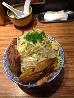 「ラーメン（750円）➕牛ステーキ（300円）」@ラーメン燈郎の写真