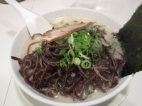 「キクラゲラーメン（麺硬）＋替え玉（麺硬）　600」@博多天神 池袋店の写真