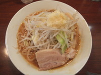 「カラミソラーメン750円(ヤサイチョイマシ＆ニンニク)」@メガガンジャの写真