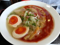 「濃厚系レッド（海老マー油）７５０円+煮玉子８０円」@麺処 ぼたん 佐野店の写真