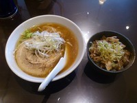 「醤油ラーメン+ちょっとミニ丼」@ラーメン 由の写真