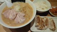 「みそらーめん850円＋Bセット（餃子4ヶ、ライス）100円」@野方ホープ 目黒店の写真