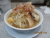 「ラーメン(200g) ヤサイニンニクカツオチョイ増し¥650」@ラーメン・つけ麺 笑福 天満橋店の写真