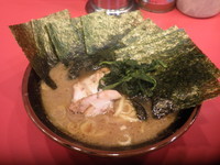 「ラーメン（６４０円）海苔（６０円）」@家系総本山 ラーメン吉村家の写真