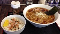 「らぁめん大盛＋ライス(500円＋100円＋150円)」@醤油らぁめん専門店 香味屋の写真