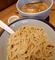「濃厚煮干しつけ麺＋味玉＋玉葱マシ＋ﾆﾝﾆｸ（880円）」@鼈の写真