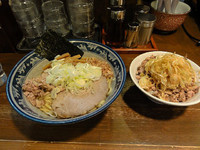 「油そば750円　　刻みチャーシュー丼（小）320円」@兎に角 松戸店の写真