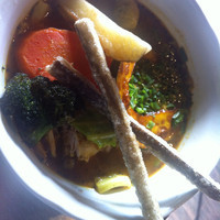 「骨付チキンカレー+ごぼう」@スープカレー専門店 plus oneの写真