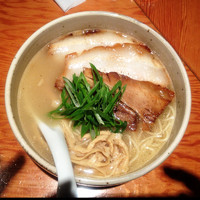 「軍鶏白湯    炙りチャーシュー麺  1000円」@麺屋 臥龍の写真