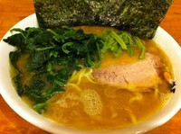 「ラーメン（中）＋ほうれん草＋山くらげ＋ライス」@洞くつ家の写真