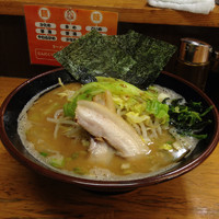 「味噌ラーメン(中盛)＋もやしキャベツ¥100」@横浜ラーメン とんこつ家 鹿島店の写真
