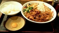 「肉そば 800円 + 飯 100円 + 生卵 無料」@うだつ食堂の写真