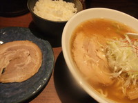 「醤油ラーメン大盛り８５０円＋チャーシュー２００円」@ラーメン 由の写真