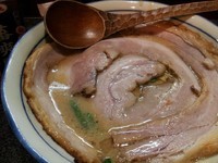 「冬季限定　落し蓋ラーメン　鶏＋魚介　850円」@烈志笑魚油 麺香房 三くの写真