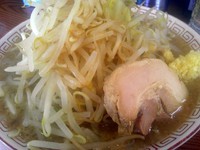 「らーめん　麺少なめ、硬め、野菜多め、にんにく増し700円」@らーめん ◯八の写真