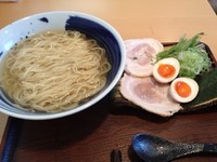 「琥珀そば（中太）（麺増）＋餃子（770円＋40円＋270円）」@自家製麺 琥珀の写真