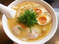 「鮫節そば＋半熟玉子」@麺恋処 一幕の写真