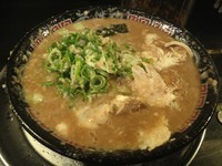 「とんこつラーメン（ネギマシ＋デキコテ）＋細麺替え玉」@無鉄砲 東京中野店の写真