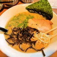 「博多豚骨らぁめん＋替玉　630円+100円=730円」@豚真拉麺 一休 東店の写真