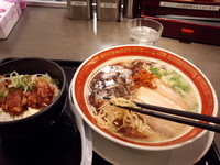 「黒550円＋ユーリンチー丼200円＋替え玉」@博多らーめん○楽の写真