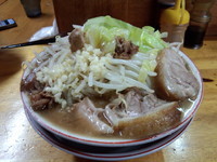 「中ラーメン（650円）ニンニクヤサイ」@豚親分の写真