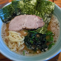 「ラーメン（硬め）￥６５０＋サービスライス」@横浜ラーメン 武蔵家 大井町店の写真