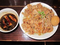 「肉盛りつけ麺並780円＋肉増し250円＋無料味玉」@魁 肉盛りつけ麺 六代目けいすけの写真