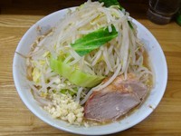 「小ラーメン（650円）麺硬めヤサイニンニク」@ラーメン二郎 赤羽店の写真