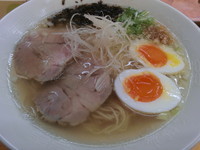 「地球の塩ラーメン（700円）＋味玉（100円）」@昭和歌謡ショーの写真