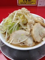 「ラーメン中（小豚・ヤサイ・アブラ）」@ジャンクガレッジ 熊谷店の写真