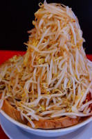 「豚ラーメン（ショウガ、カラメ、辛玉、野菜のみマシマシ）」@用心棒 本号の写真