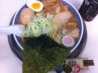 「大勝軒らーめん魚介MAX（中）＋黒烏龍茶」@らーめん 凌駕の写真