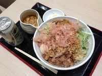 「特製まぜそば 1000円（ニンニク）＋ ビール 350円」@つけめんTETSU ららぽーと豊洲マリーナキッチン店の写真