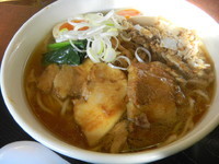 「自然洞ラーメン（黒）550円+乱切りチャーシュー+味玉」@自然洞 麺舗 西口店の写真