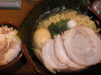 「醤油スペシャル（８８０円）麺カタメ+サービスライス」@濃厚豚骨ラーメン 濱虎家の写真