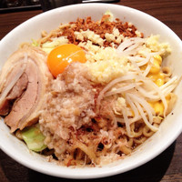 「まぜそば大 チーズ・脂・ニンニク」@ジャンクガレッジ 東京ラーメンストリートの写真